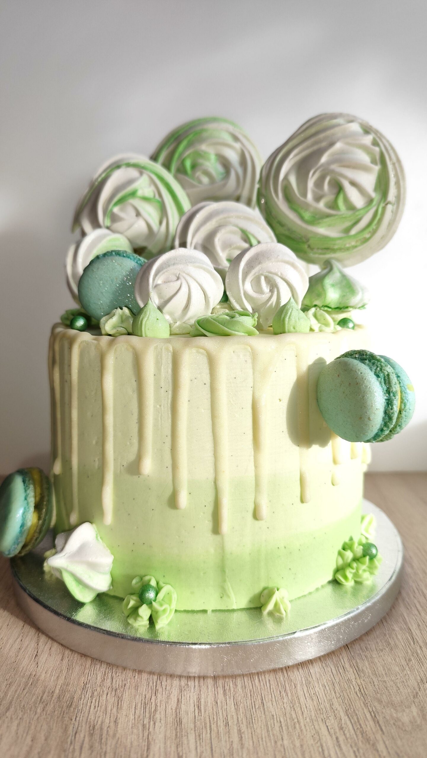 Drip cake meringue et macarons